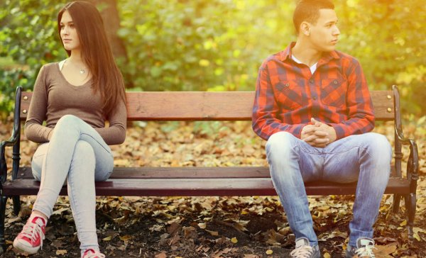 Мужчина в клетчатой рубашке сидит