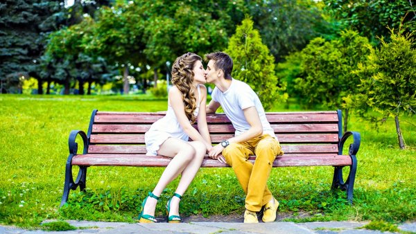 Влюбленные пары на скамейке