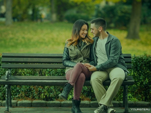 Пара на скамейке в парке