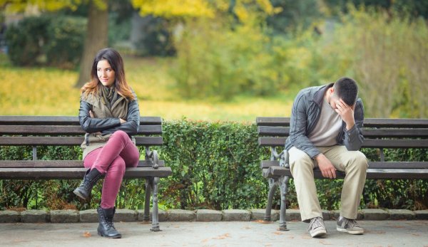 Мужчина и женщина на скамейке