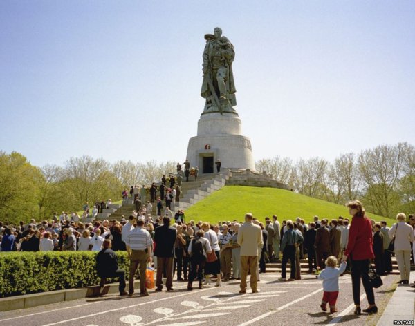 Памятник воину-освободителю в Берлине в Трептов-парке