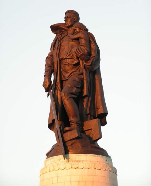 Памятник воину освободителю в Берлине