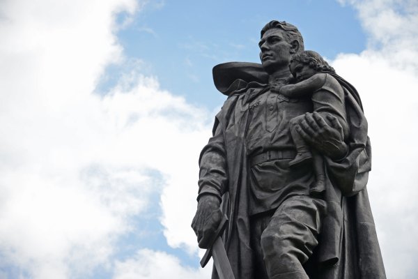 Монумент воин освободитель в Берлине