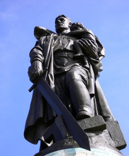 Памятник воину-освободителю в Берлине в Трептов-парке