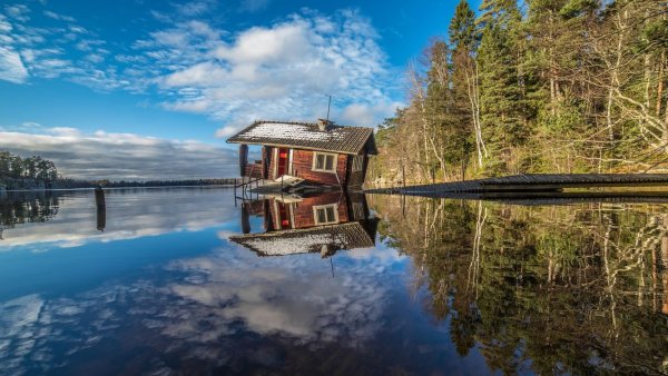 Заброшенный домик на берегу