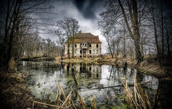 Старый дом у озера