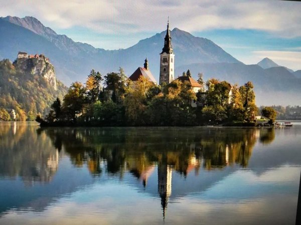 Замок горы озеро