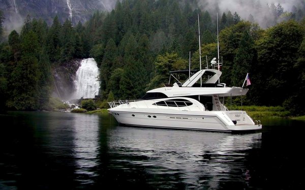 Яхта на реке