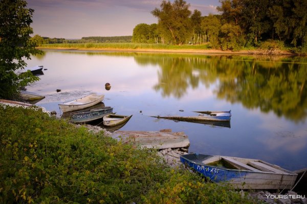 Лодка по середине озера