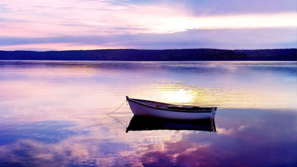 Лодка посреди озера