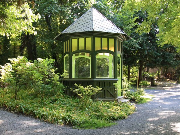 Парк Александрия Петергоф Готический колодец