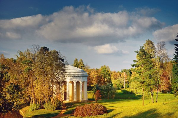 Беседка в осеннем парке