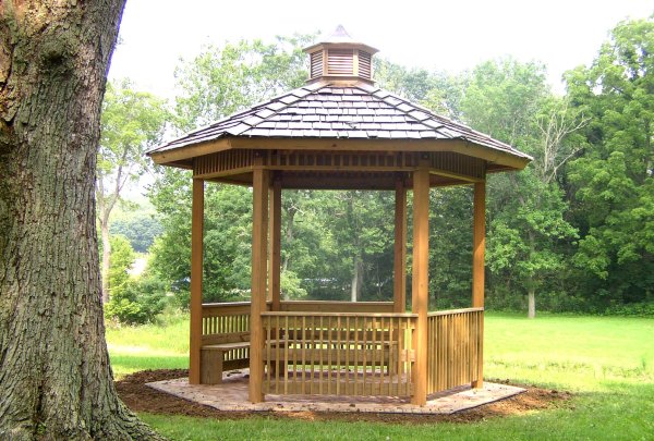 Беседка в лесу