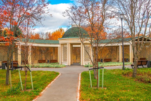 Беседка Ротонда в парке 50 летия октября