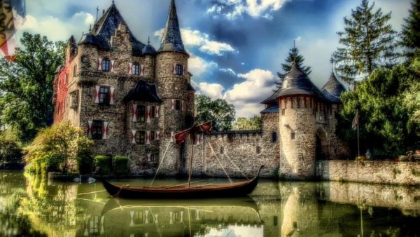 Старинный замок у моря