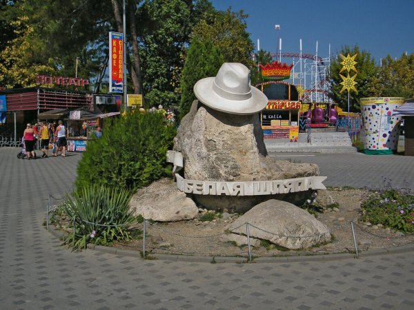 Памятник белой шляпе в городе Анапе.
