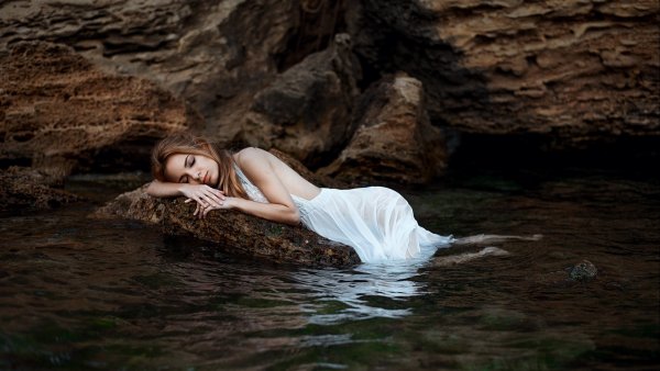 Девушка лежит на Камне