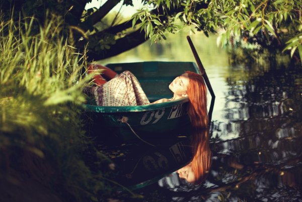 Девушка лежит в лодке