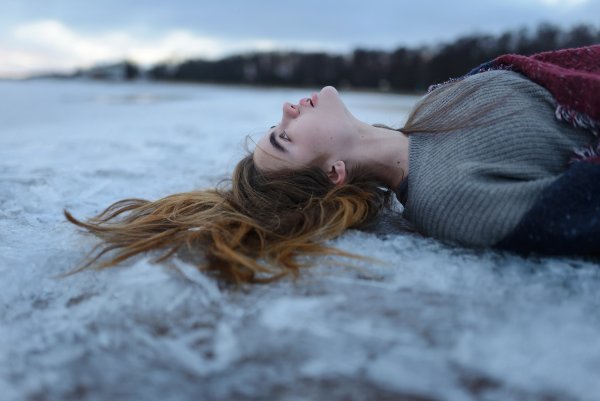 Девушка лежит на снегу