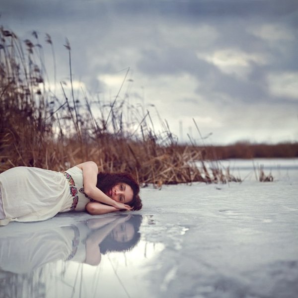 Девушка лежит в реке