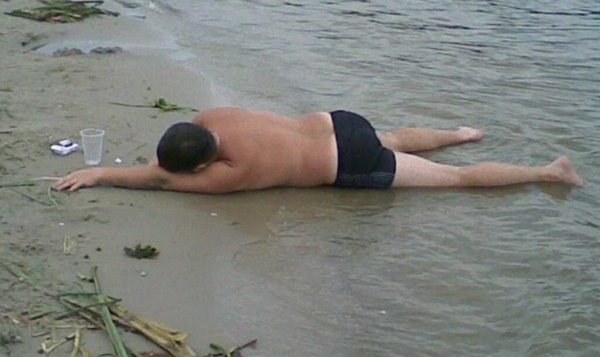 Пьяные мужики на берегу