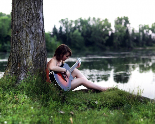 Девушка возле озера