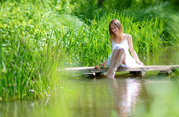 Девчонки на пруду