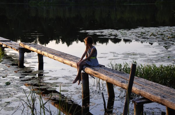 Девушка на мостике у реки