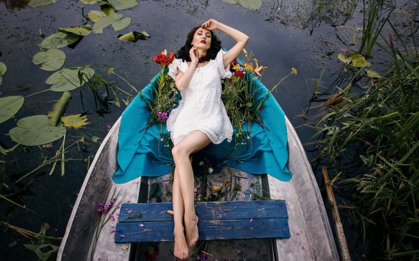 Девушка в лодке