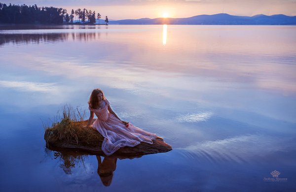 Девушка в озере вечером