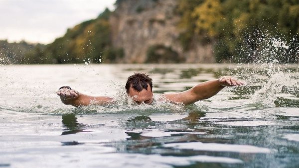 Люди купаются