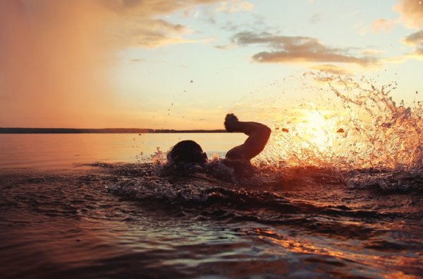 Картинка купание в озере на закате