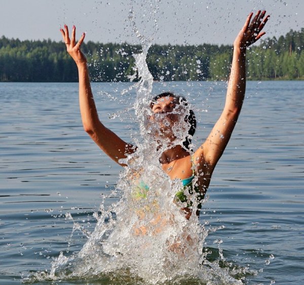 Люди купаются