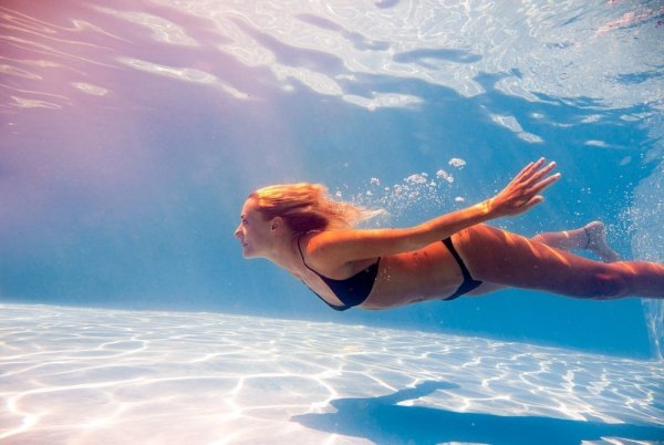 Девушка плывет