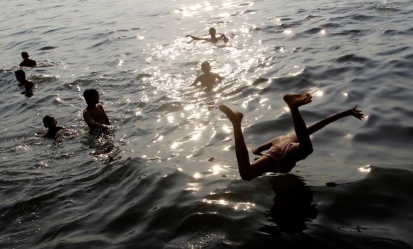 Люди купаются в море