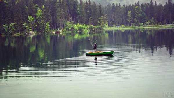 Рыбак на озере