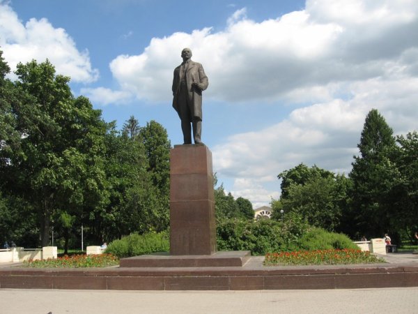Комсомольский парк Череповец памятник Ленину