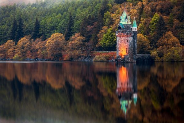 Башня на озере вирнви Уэльс