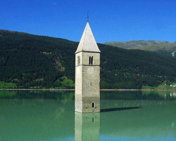 Облако, озеро, башня