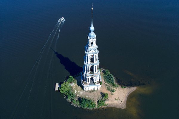 Затопленная колокольня в Калязине