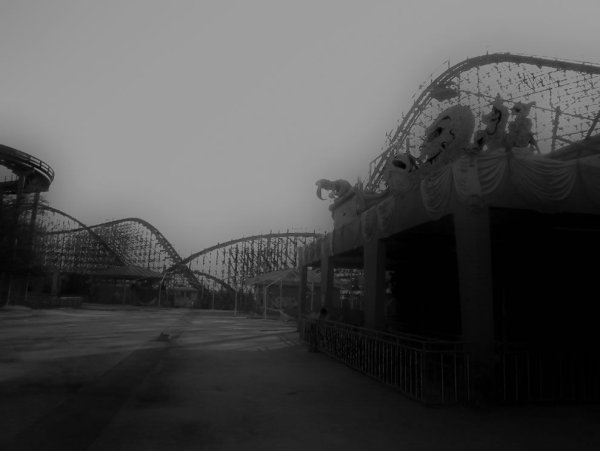 Заброшенный парк атракционов