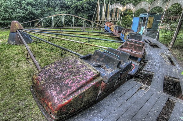 Заброшенные аттракционы в парке Екатерингоф