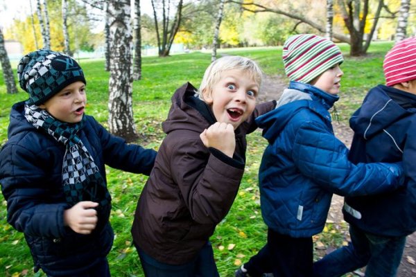 Школьники на прогулке