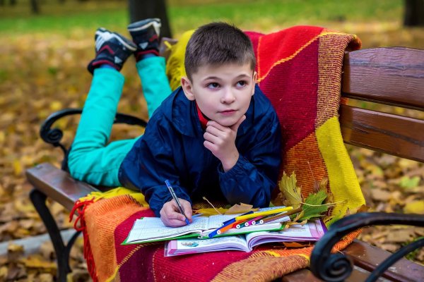Фотосессия мальчика осенью
