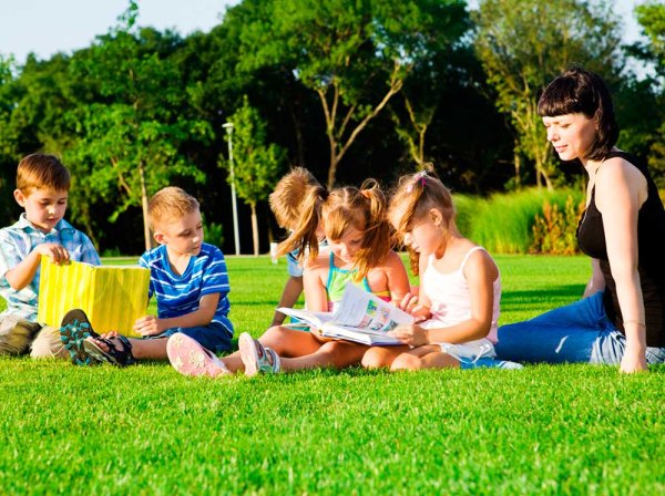 Дети в парке на траве