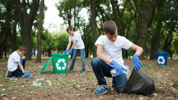 Дети собирают мусор