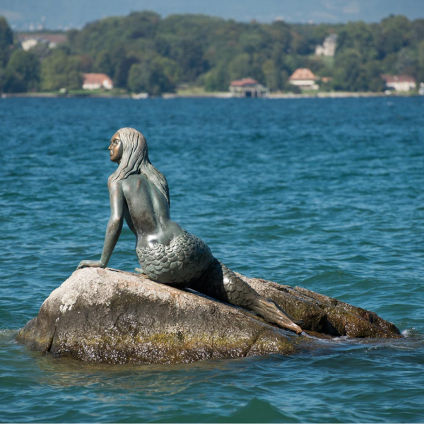 Русалка сидит на Камне