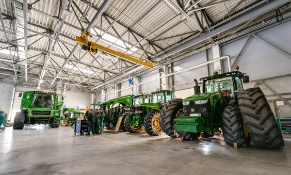 Трактор Джон Дир ремонтная мастерская