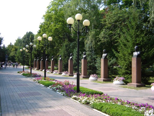 Московский парк Победы аллея героев