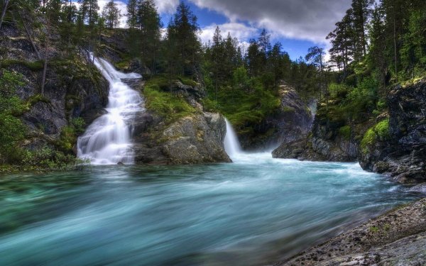 Бурная Горная река водопад